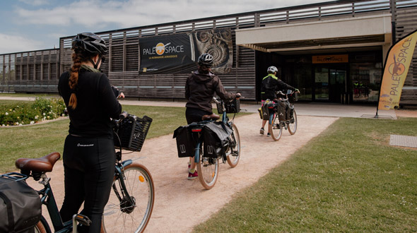 Arrivée à velo au Paléospace à Villers sur Mer © Marie-Anaïs Thierry