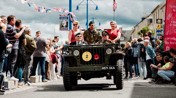 Défilé D-Day 78e dans les rues de Port-en-Bessin © Thomas Le Floc’H