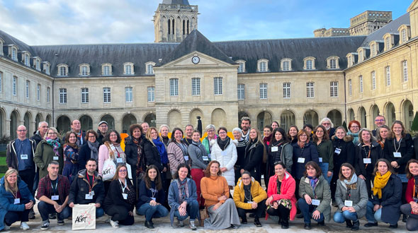 RPhoto de groupe devant l’abbaye et l’escalier d’honneur © M.&nbsp;Neto