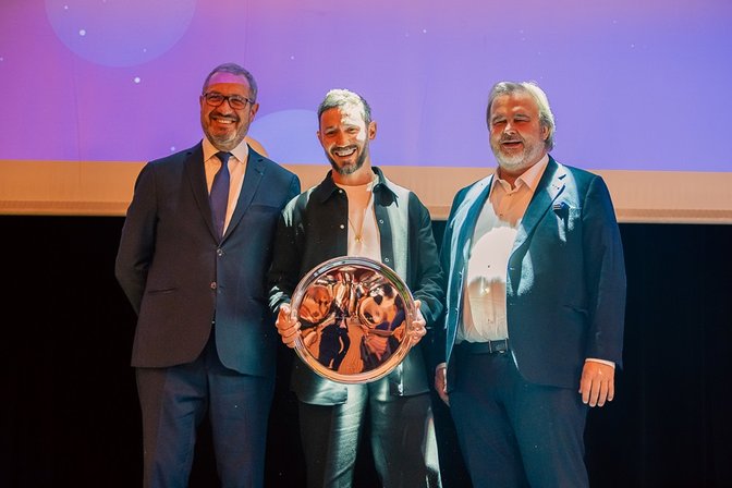 Remise du prix «&nbsp;Paris Gourmand&nbsp;» par M.&nbsp;Pascal Mousset, président du GHR Paris IDF à M.&nbsp;Cédric Grolet, Chef Pâtissier de l’Hôtel Meurice en présence de M.&nbsp;Pierre Hermé